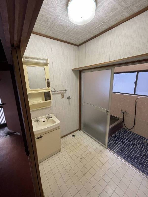 洗面脱衣室。洗濯機を置いてもきっちりスペースあります！