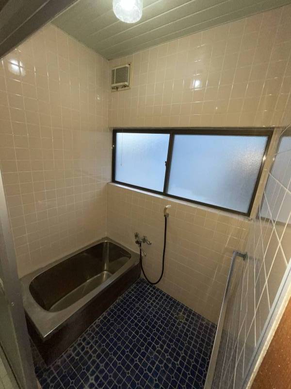 バスルーム。家族で入れる大きさです。