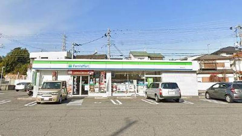 コンビニ（ファミリーマート）も480mの距離。