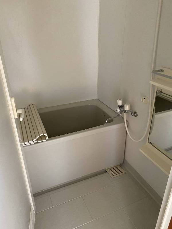 追い焚き機能、鏡、収納棚付きの浴室です。