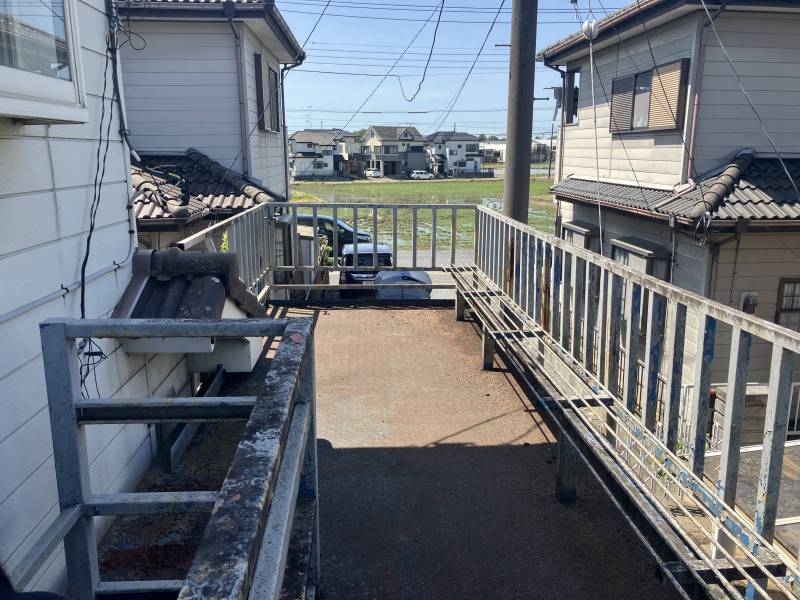 駐車場の屋上に日当たりの良いフリースペースがあります。