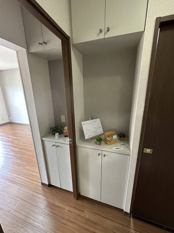 廊下飾棚と収納棚