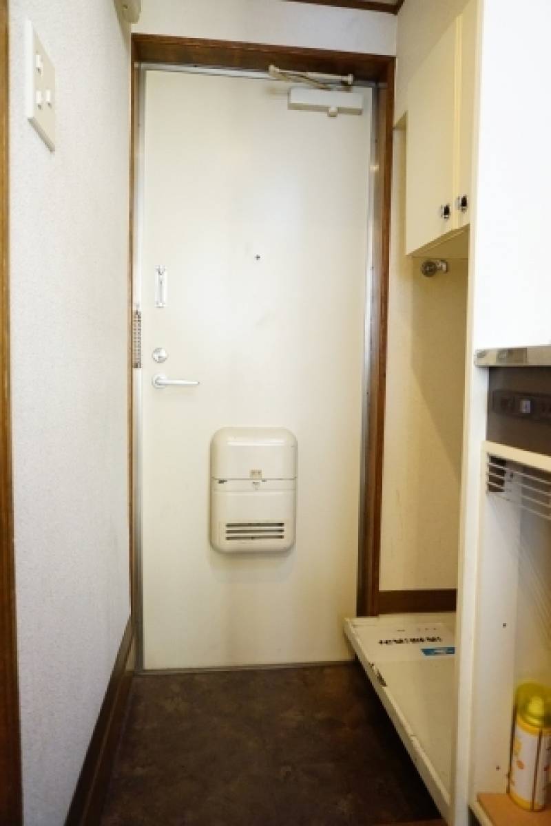 室内からドアへ