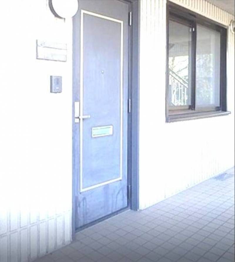 玄関前も広々お待ちしています。