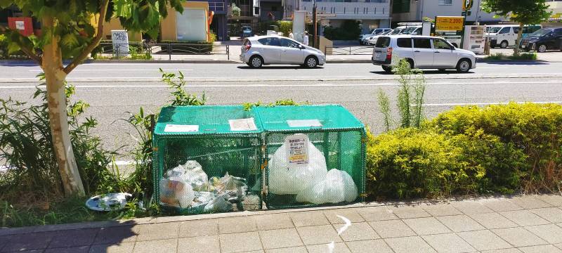 マンション出てすぐ目の前がゴミ捨て場です