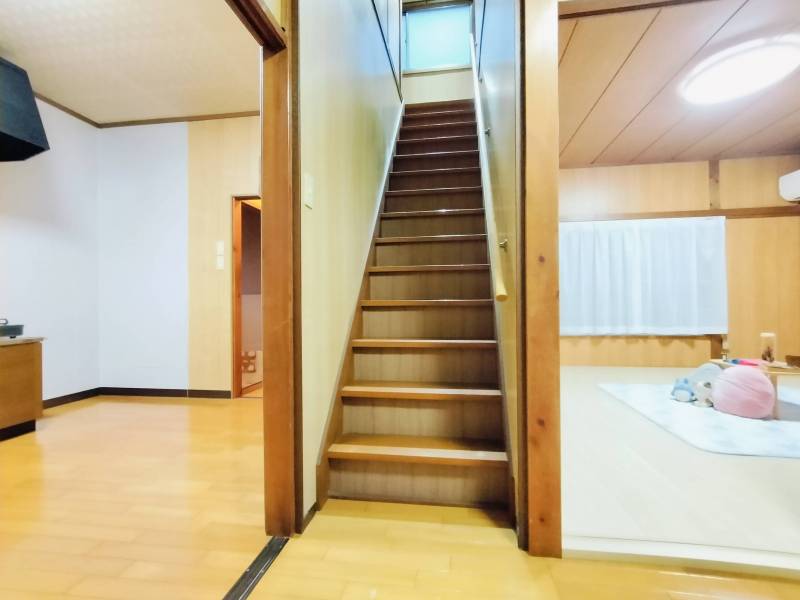 小ぶりながら住みやすい間取りです。階段も明る～い