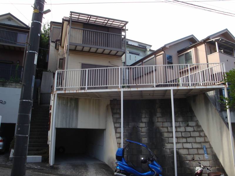 地下？車庫付きの３階建て