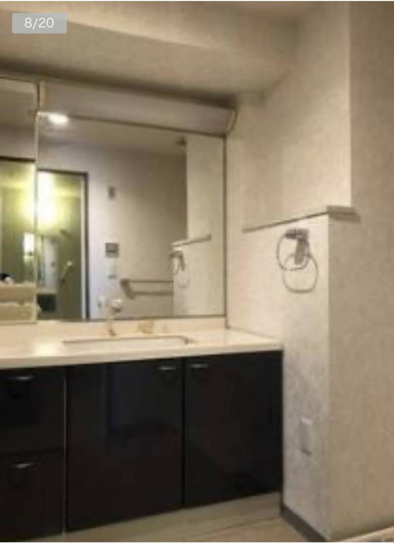 独立洗面台。横幅もあり収納もバッチリ。