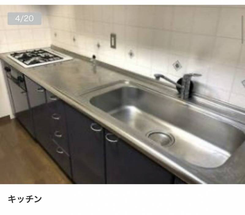 台所、システムキッチン。3口コンロ、シンクも広々。