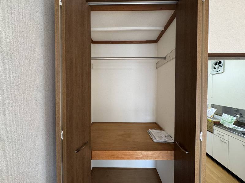 クローゼットは収納しやすいハイドア仕様です。