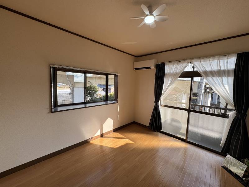 これから室内のご紹介です♪出窓が良い感じです♪