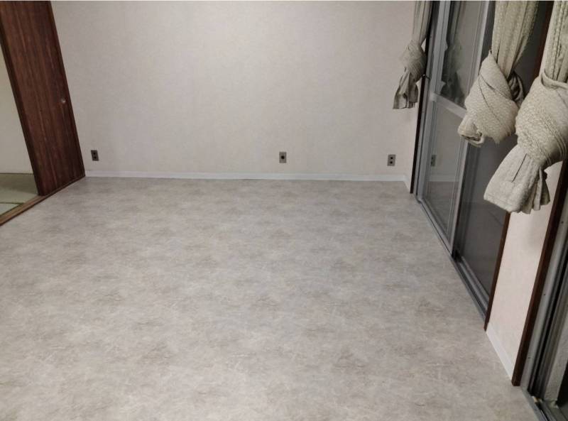 床はサンゲツの大理石調です。