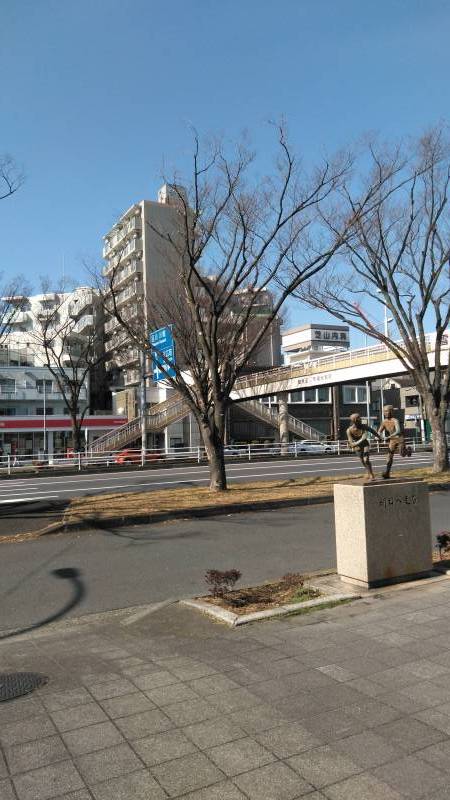 正面がネオマイム。箱根駅伝中継地点。手前は記念銅像。

