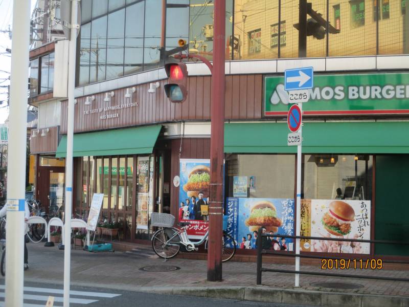 駅近くの飲食店。三井住友、三菱ＵＦＪのＡＴＭあります。