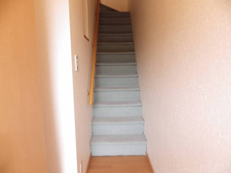 階段にカーペット貼り♪階段の昇降に配慮してます。