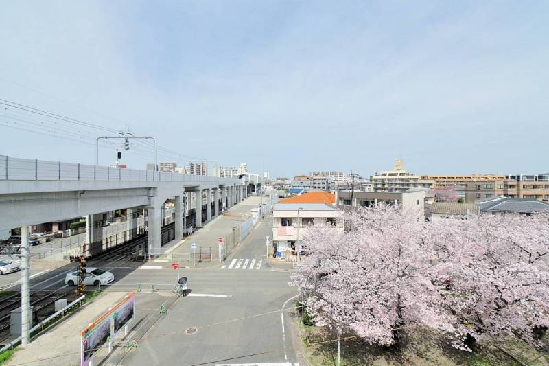 建屋より満開の桜眺望♪
左上高架上建屋が西鉄新駅です。近い！