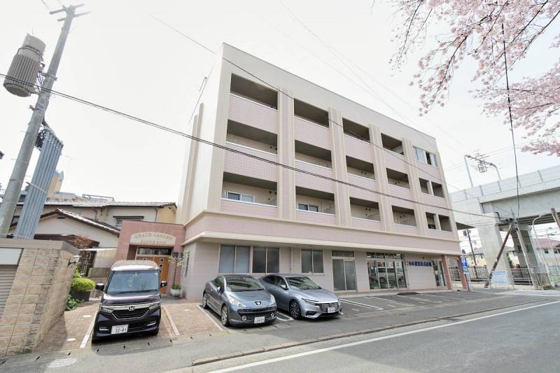 正面外観。桜並木が四季折々の表情を見せてくれます。