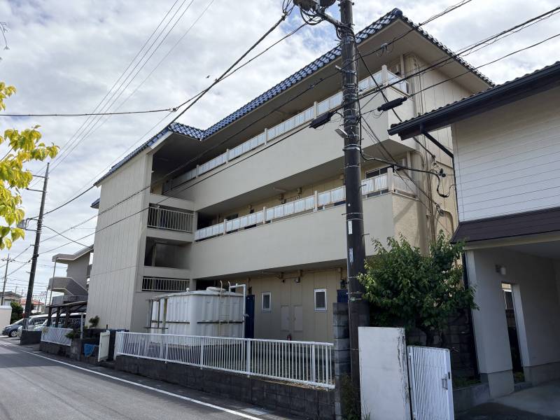 青いドアも目印です