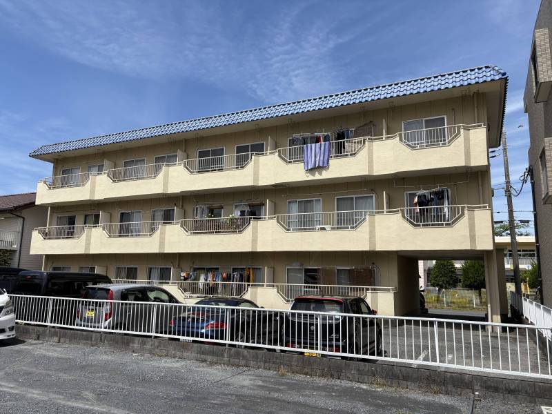 青い屋根が目印です