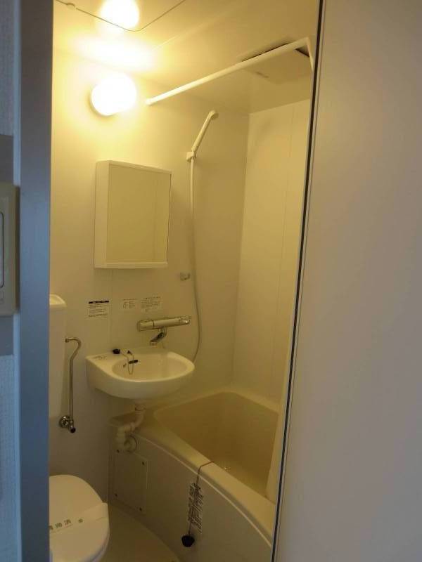 残念ながらお風呂とトイレが一緒ですが&hellip;
