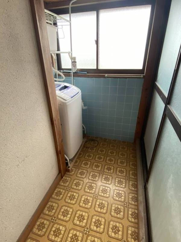 浴室前の脱衣場です。ここに共用の洗濯機も設備しました。
