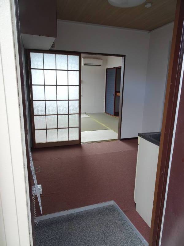 玄関より居室方向