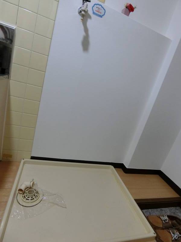 屋内洗濯機置き場で，いつでも洗濯ができます。