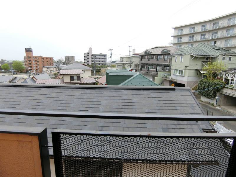 心地よい南風が吹き抜け，テラスからの眺めは最高です。