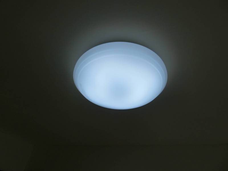 明るいLEDシーリングライトが部屋の雰囲気を変えます。

