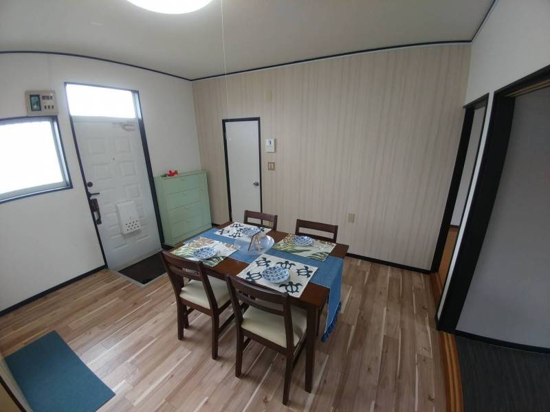 反対側から玄関に向かって撮影