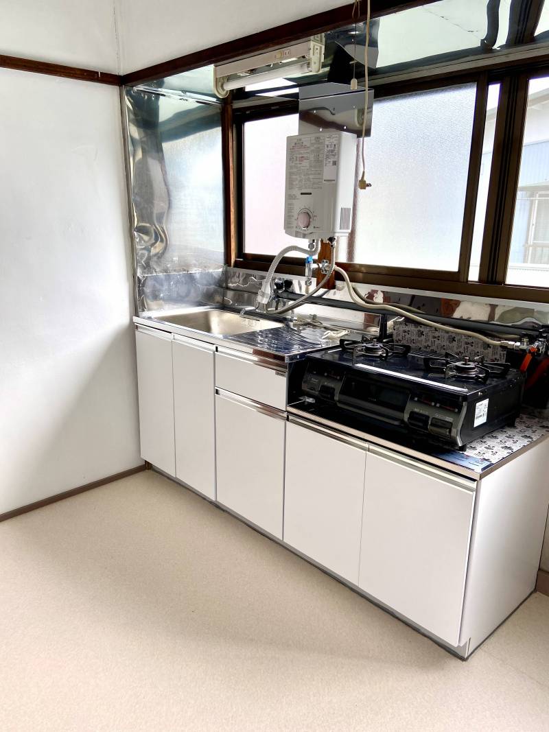 キッチン　ガスコンロ付き
冷蔵庫、電子レンジ完備
