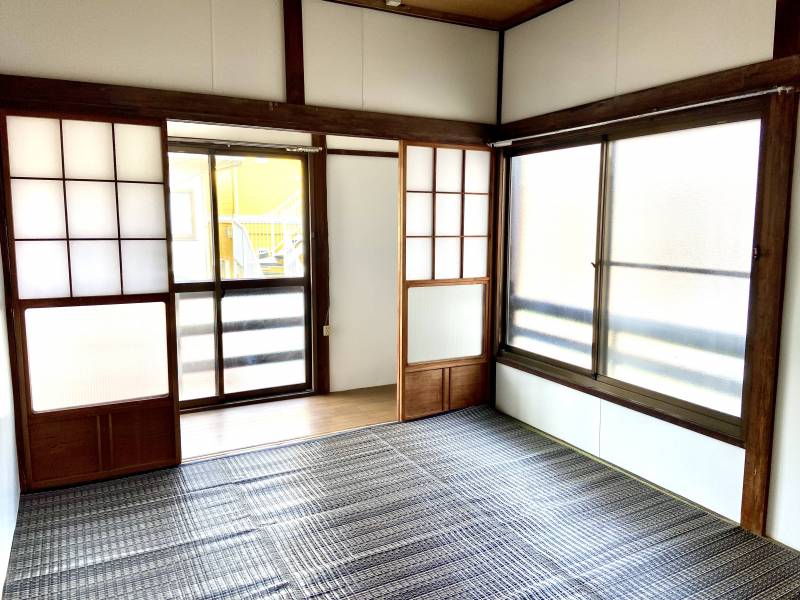 畳六畳の部屋
床の間と廊下あり　日当たり良好