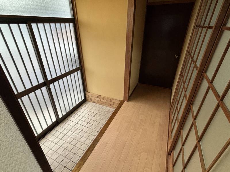 玄関　お好みのシューズボックス等置いても広々使えます