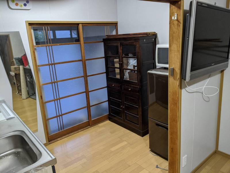 中高年の方が対象です。玄関扉があります。