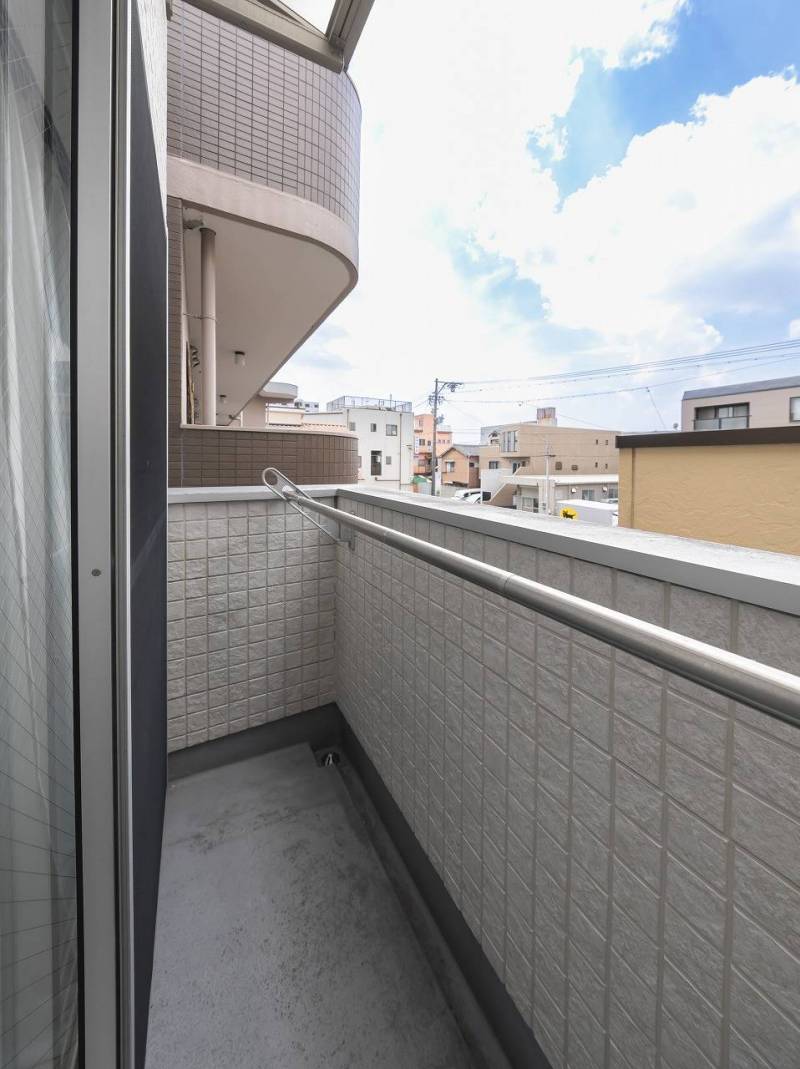 バルコニーで洗濯物干せます。2階なので安心♪