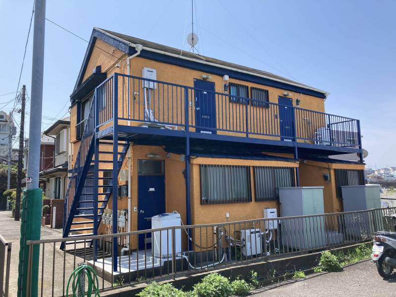 オレンジ色の目立つ外観です