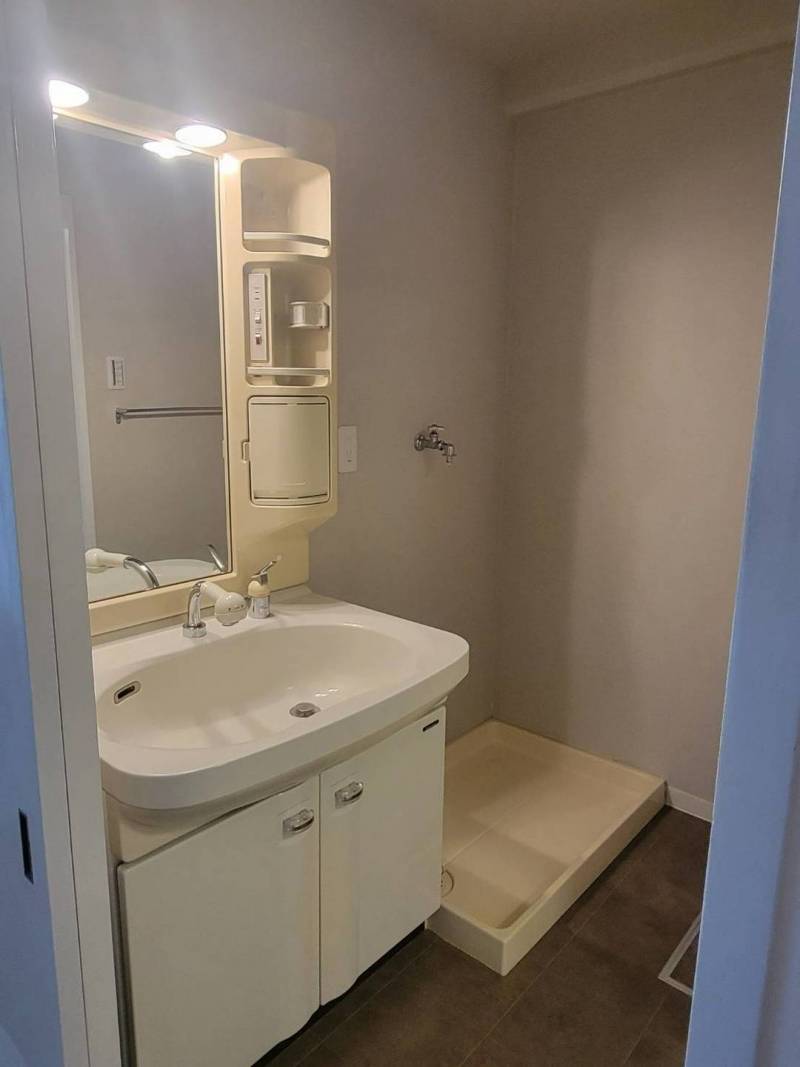 お部屋により床・建具の色が異なります。(要現況確認)
