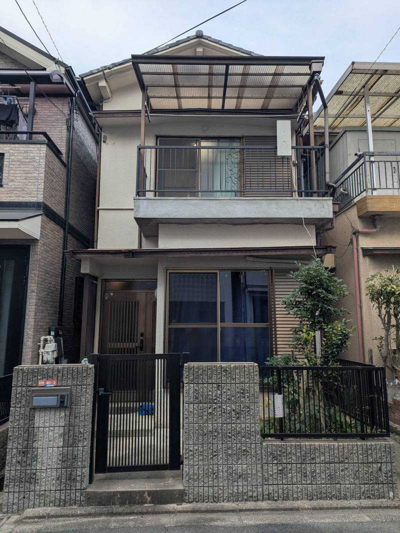 一戸建て。玄関は南向き。
庭木は半分伐採済み。