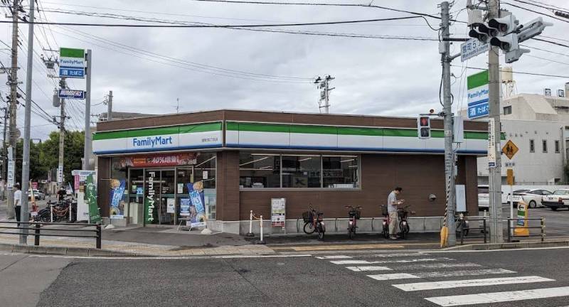 ファミリーマートまで徒歩5分