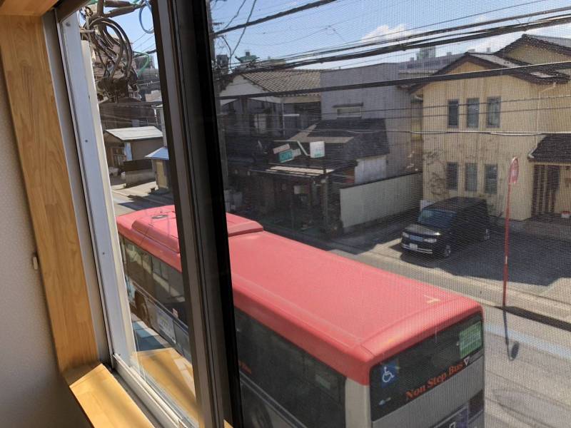 目の前がバス停です