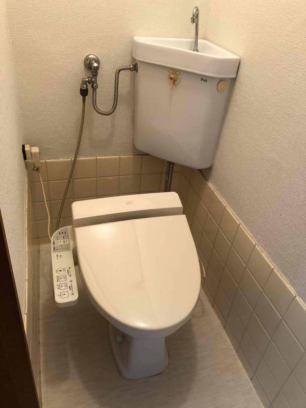 温水洗浄便座付のトイレ