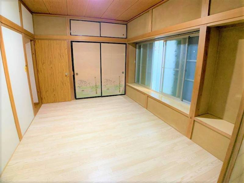 いちばん奥の静かな部屋のため、寝室むきかと思います。