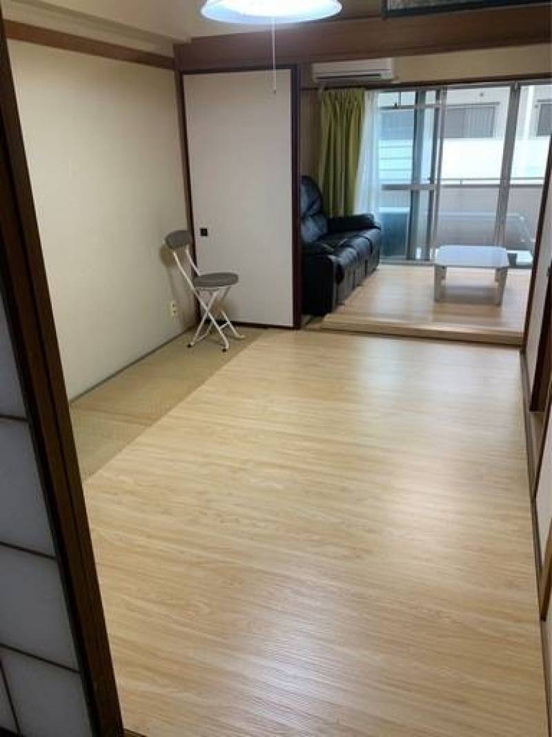 畳の上にフローリングカーペットが敷いてあります。