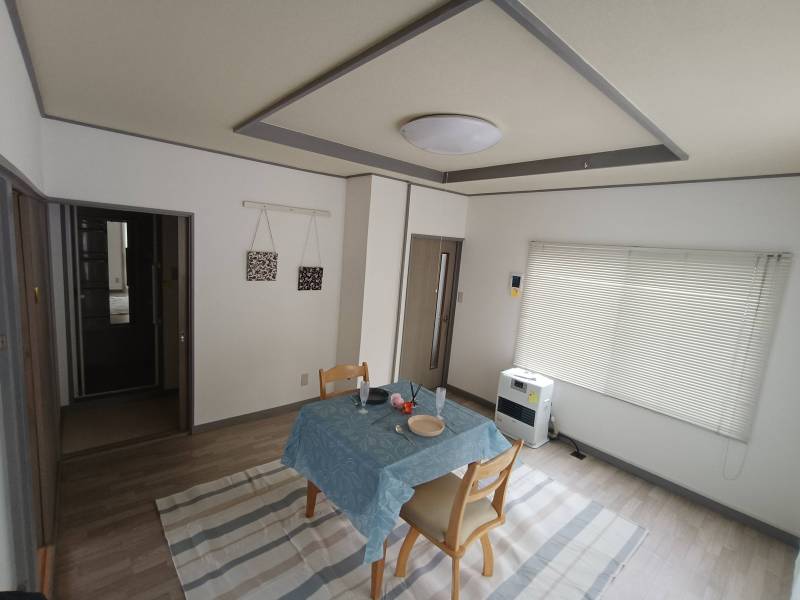 白を基調とした清潔感あふれるリビングダイニング