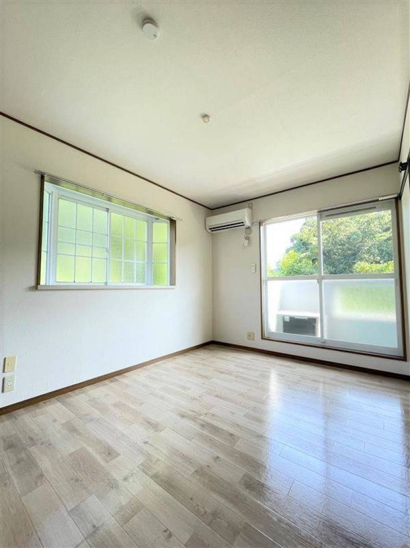 二面採光で陽当り◎
出窓からの自然光で明るい室内は開放的♪