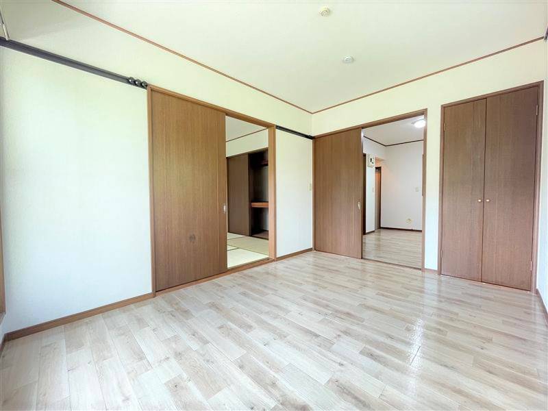 モダンなホワイト系フローリングのリビング、風通し良好