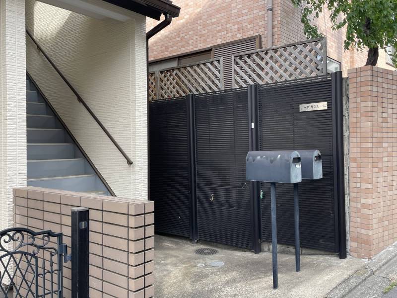 エントランス、自転車やバイクも置けます。