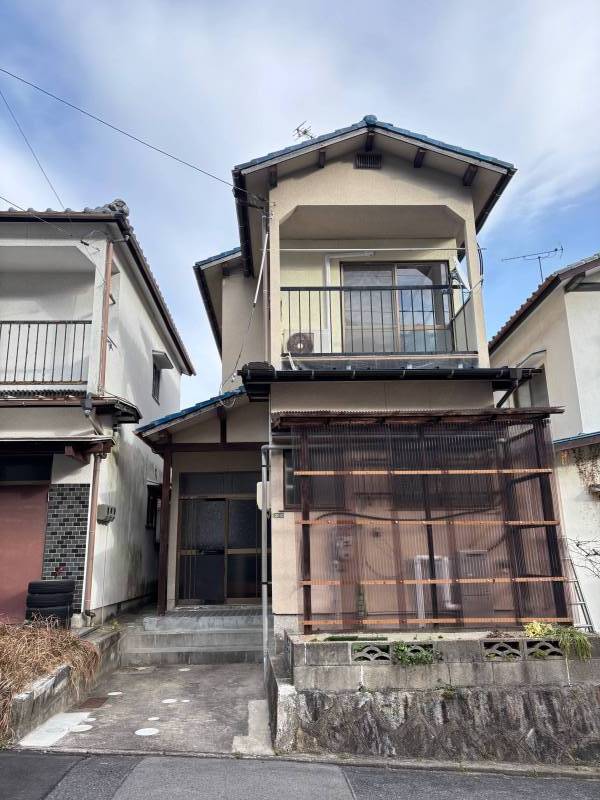 前面に軽自動車１台駐車場付き