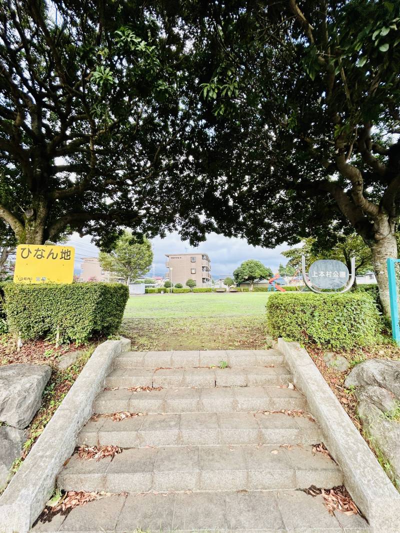 目の前は広々とした公園♪お子様にも安全に遊んで頂けます♪