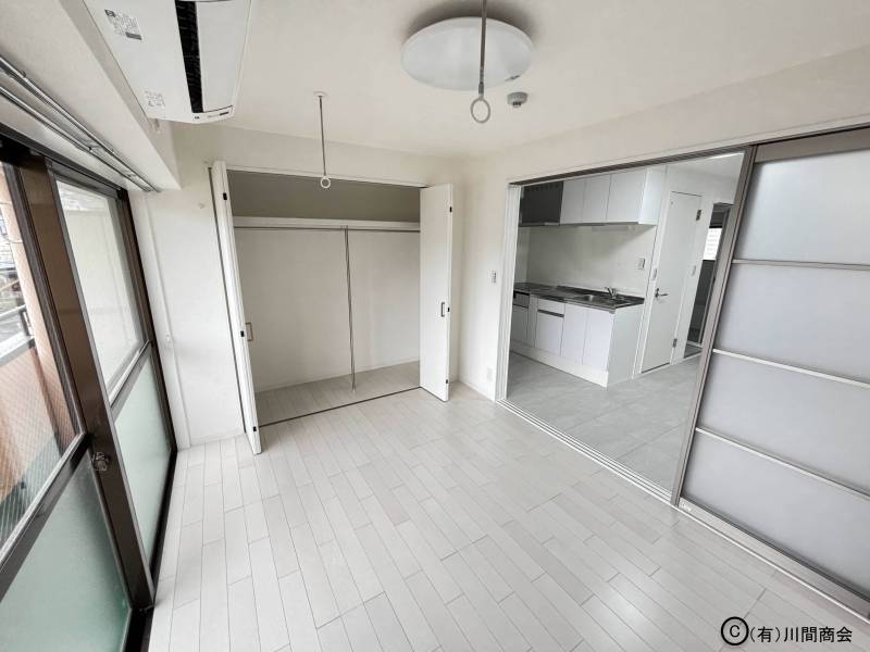 居室部分です。
エアコンやクローゼット、室内干しポールも設置